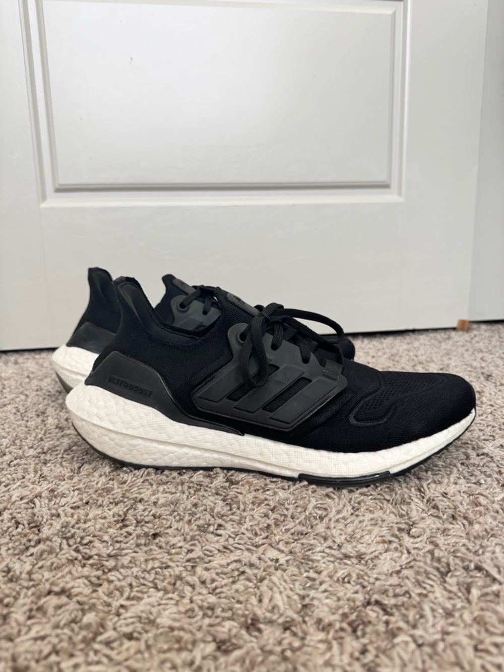 adidas Black and White Ultraboost 22 Men’s 9.5 Knit Running Shoes Like New